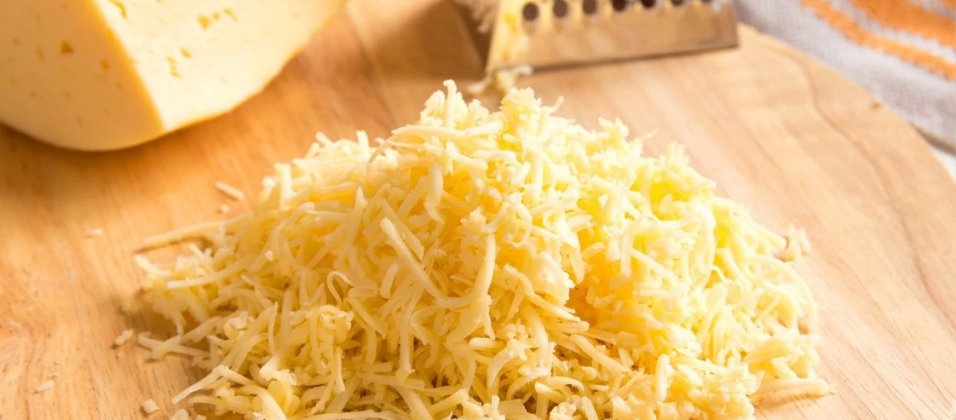 Κι όμως τόσα χρόνια τρίβατε το τυρί λάθος - Δείτε πώς γίνεται κανονικά (βίντεο)